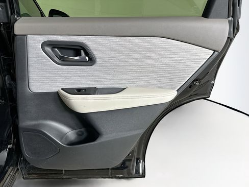 Used 2023 Nissan Rogue SV image 28