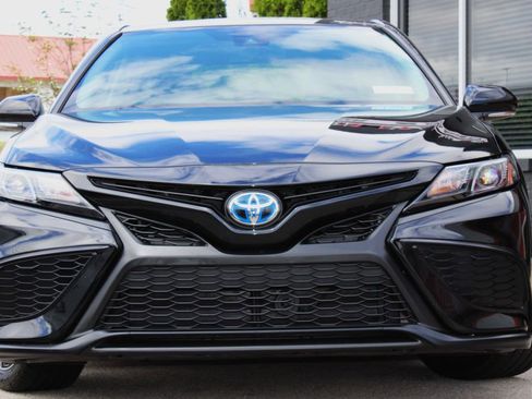 Used 2024 Toyota Camry SE FWD image 2