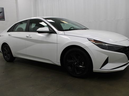 Used 2022 Hyundai Elantra SEL FWD image 4