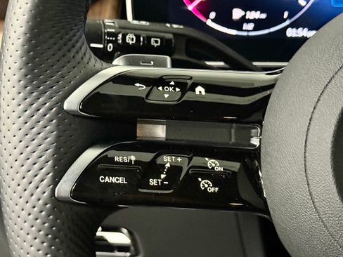 Used 2025 Mercedes-Benz GLC 350e 4MATIC image 27