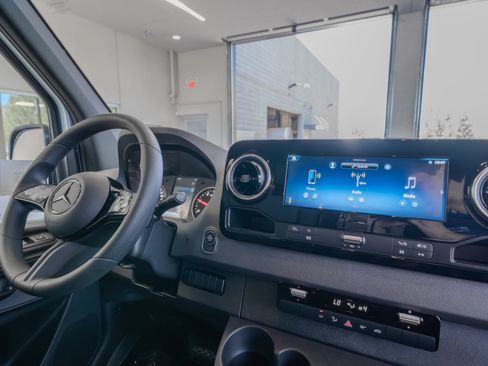 Used 2025 Mercedes-Benz Sprinter 2500 image 19