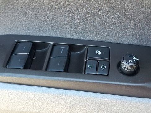 Used 2022 Toyota Camry SE FWD image 21