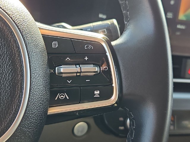 Used 2025 Kia Carnival FWD image 17