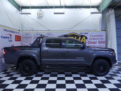 Used 2022 Toyota Tacoma SR5 AWD/4WD image 25