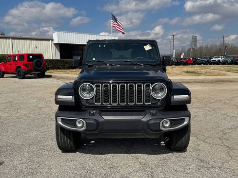 Used 2025 Jeep Wrangler Sahara image 2