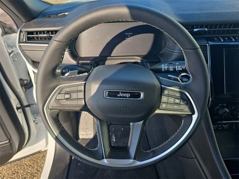 Used 2025 Jeep Grand Cherokee L Altitude image 11