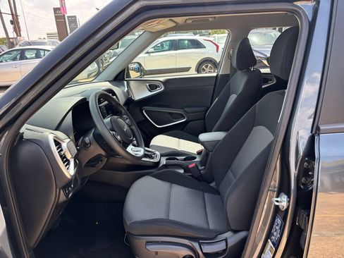 Used 2025 Kia Soul LX w/ LX Technology Package FWD image 24