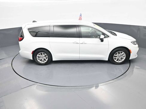 Used 2023 Chrysler Pacifica Touring-L FWD image 32