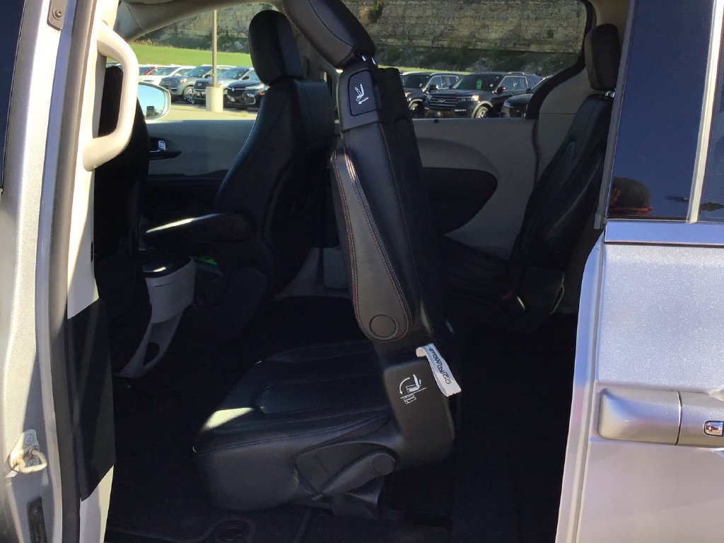 Used 2020 Chrysler Pacifica Touring-L FWD image 36
