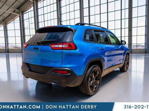 Used 2018 Jeep Cherokee Latitude w/ Altitude Package FWD image 30