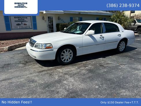 Used 2011 Lincoln Town Car Signature Limited image 1