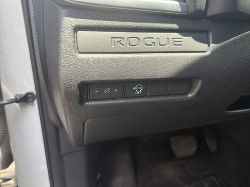 Used 2024 Nissan Rogue S FWD image 17