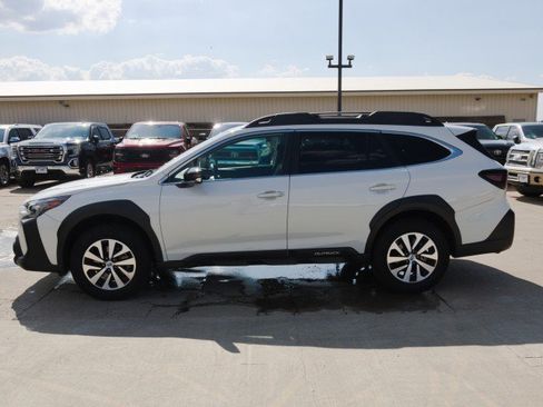 Used 2025 Subaru Outback Premium AWD/4WD image 3