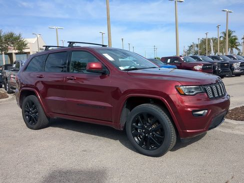 Used 2022 Jeep Grand Cherokee Laredo X image 2