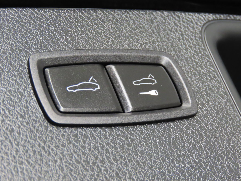 Certified 2025 Porsche Macan AWD/4WD image 49
