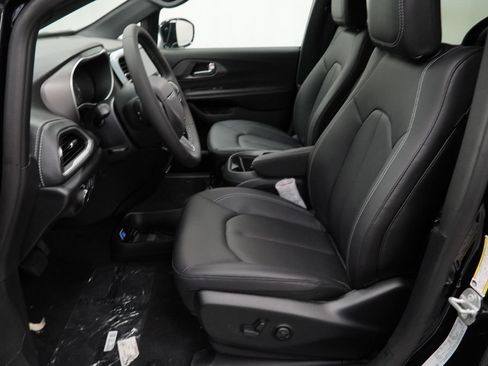 New 2027 Chrysler Pacifica Select FWD image 15