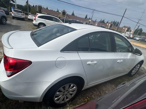 Used 2011 Chevrolet Cruze LS image 7