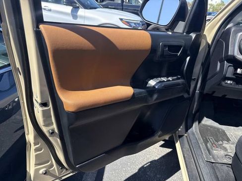 Used 2016 Toyota Tacoma SR5 w/ SR5 Appearance Package (SN) AWD/4WD image 23