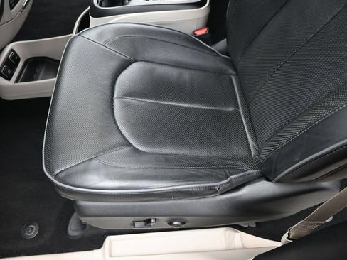 Used 2020 Chrysler Pacifica Limited FWD image 10
