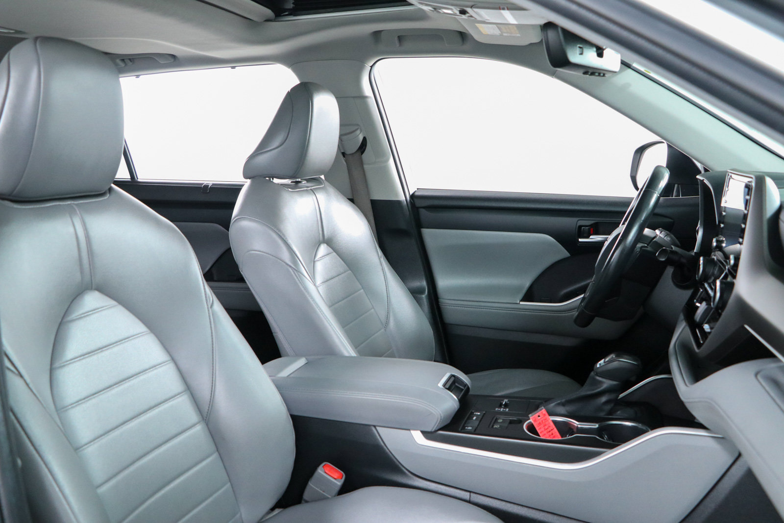 Used 2022 Toyota Highlander XLE FWD image 28
