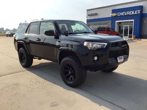 Used 2018 Toyota 4Runner SR5 AWD/4WD image 7