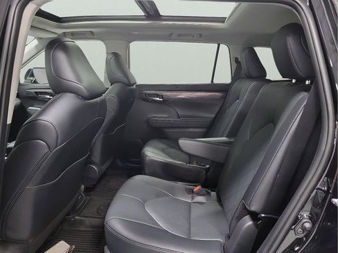 Certified 2026 Toyota Highlander Platinum AWD/4WD image 9