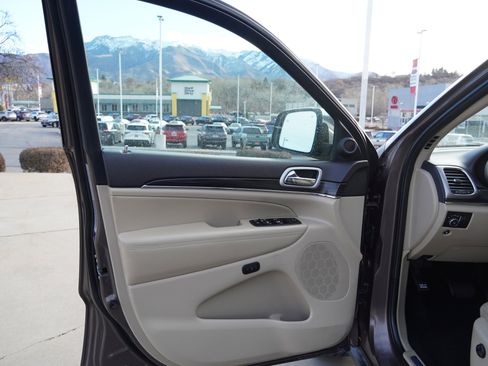 Used 2020 Jeep Grand Cherokee Limited image 16