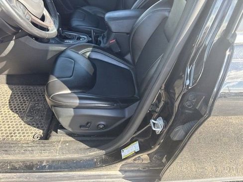 Used 2019 Jeep Cherokee Latitude Plus w/ Cold Weather Group AWD/4WD image 6