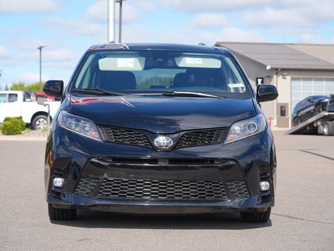 Used 2020 Toyota Sienna SE Premium w/ Nightshade Edition FWD image 8