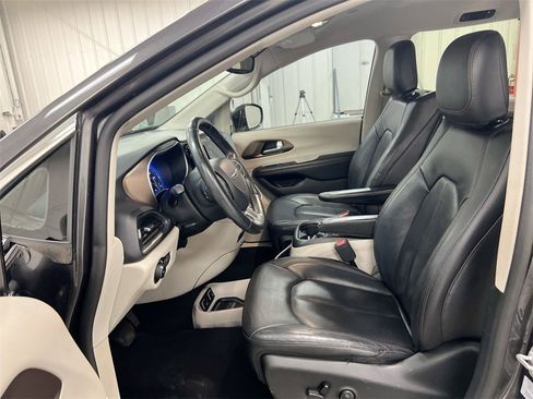 Used 2017 Chrysler Pacifica Touring-L Plus image 20