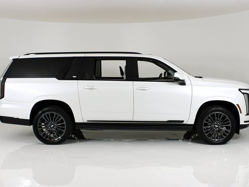 Used 2025 Cadillac Escalade ESV Sport Platinum RWD image 7