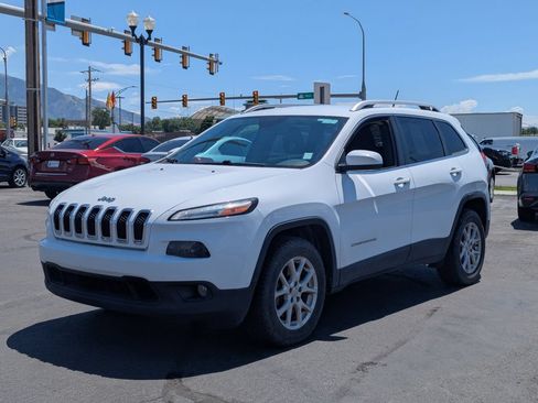 Used 2018 Jeep Cherokee Latitude w/ Cold Weather Group AWD/4WD image 9