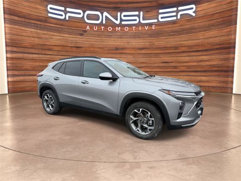 Used 2025 Chevrolet Trax LT w/ LT Convenience Package image 8