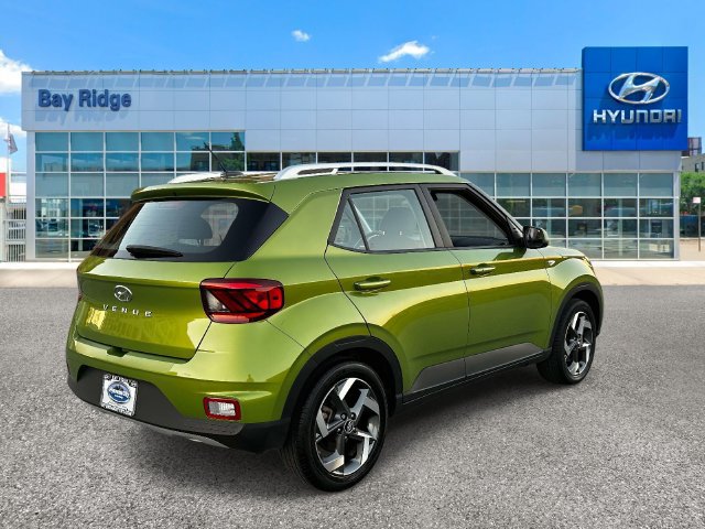 Used 2024 Hyundai Venue SEL FWD image 4