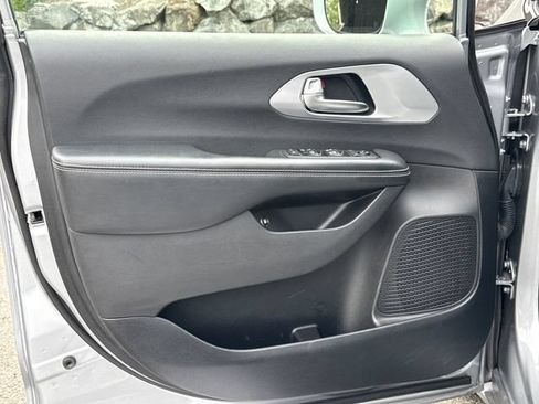 Used 2019 Chrysler Pacifica Touring-L w/ S Appearance Package FWD image 16