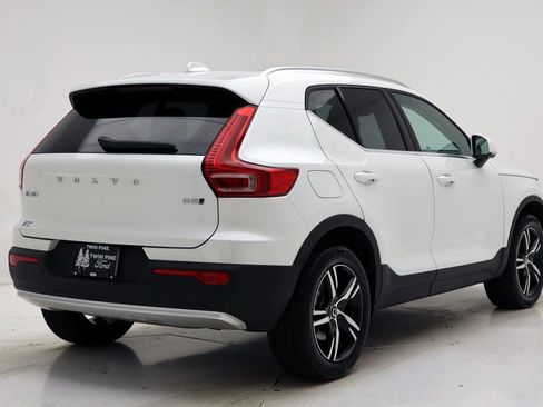 Used 2025 Volvo XC40 B5 Core image 9