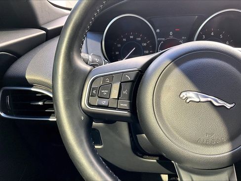 Used 2018 Jaguar F-PACE Premium image 18