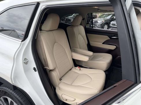 Used 2021 Toyota Highlander XLE AWD/4WD image 15
