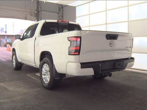Used 2024 Nissan Frontier SV w/ SV Convenience Package image 3