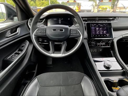 Used 2025 Jeep Grand Cherokee Altitude AWD/4WD image 6