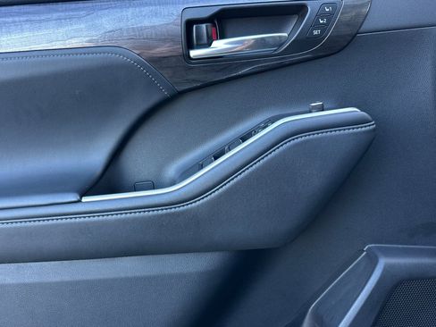 Certified 2022 Toyota Highlander Limited image 13