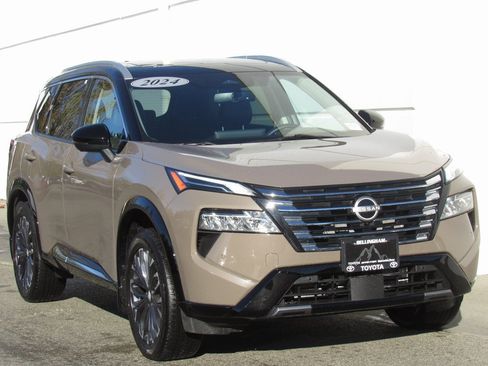 Used 2024 Nissan Rogue Platinum w/ Platinum Premium Package image 2