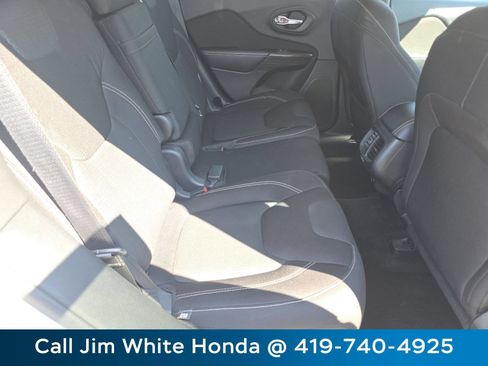 Used 2015 Jeep Cherokee Latitude w/ Comfort/Convenience Group AWD/4WD image 18