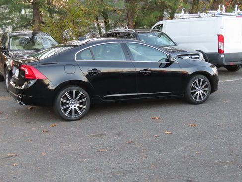 Used 2017 Volvo S60 T5 Inscription image 5