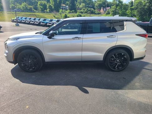 Used 2022 Mitsubishi Outlander SE FWD image 2