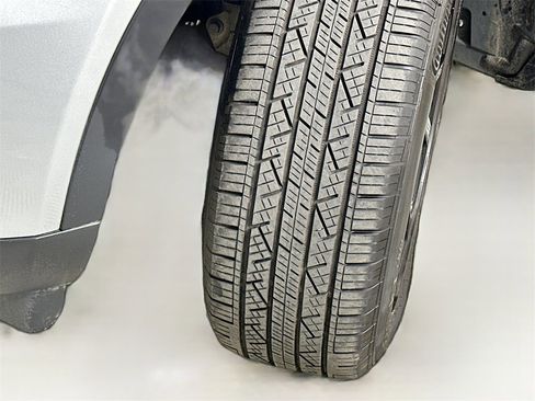 Used 2018 Land Rover Discovery Sport SE image 25