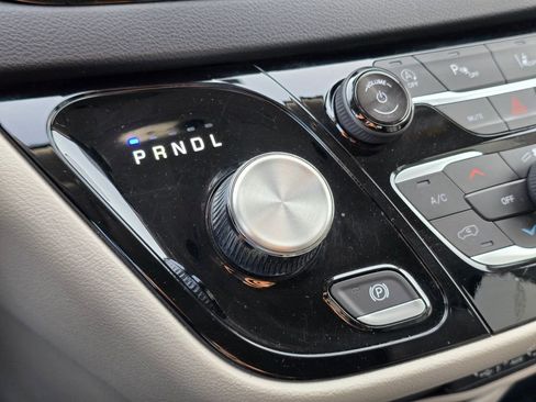 Used 2024 Chrysler Pacifica Touring-L image 36