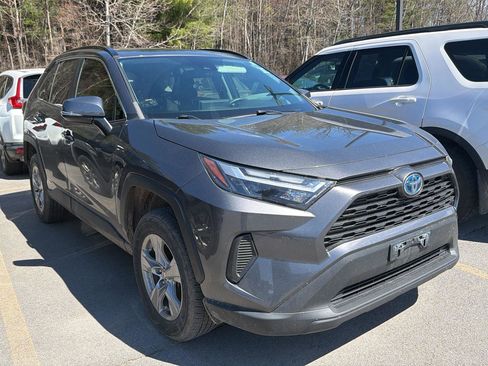 Used 2022 Toyota RAV4 XLE w/ Convenience Package image 3