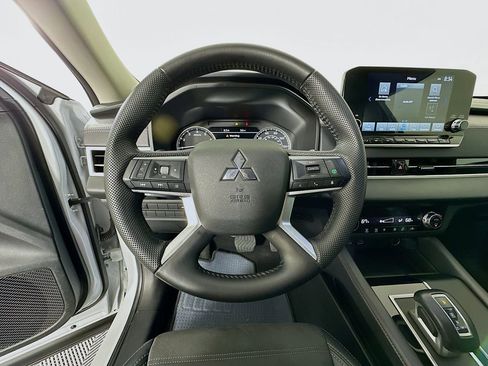 Used 2023 Mitsubishi Outlander SE image 11