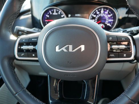 Certified 2024 Kia Carnival EX image 25